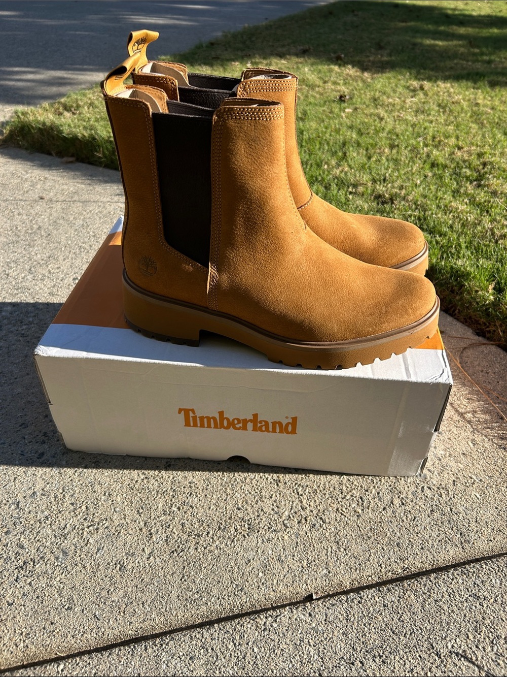 Timberland Women’s 9.5 NWB Wheat Suede Chelsea Boots